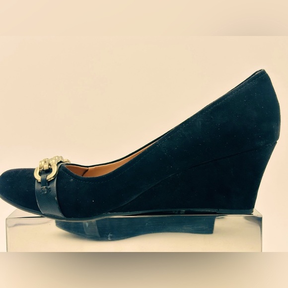 DEXFLEX wedge pump 3” heels black “suede” gold chain - Picture 3 of 10